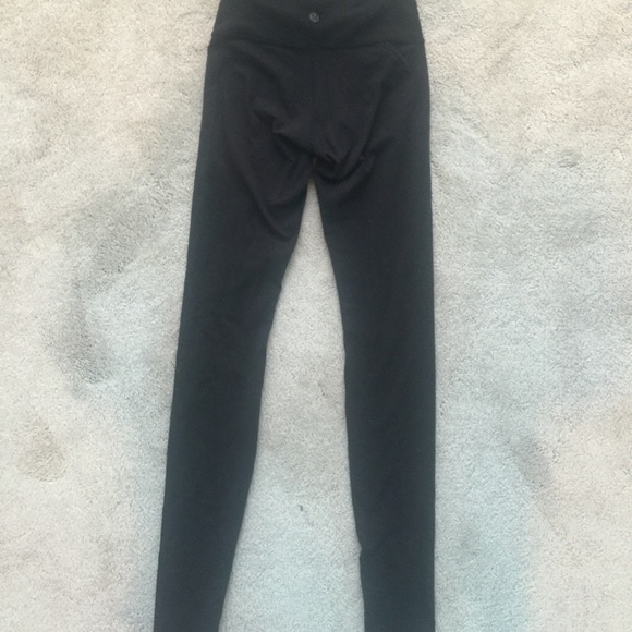 black lululemon wunder under