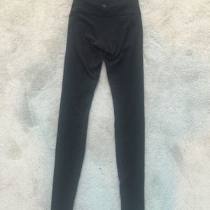 black lululemon wunder under