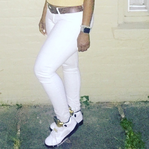 Athletic_Shoes
