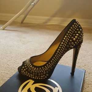 Bebe pumps