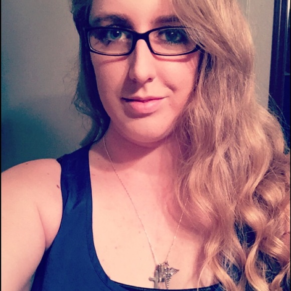 Meet your Posher, Stephanie - Picture 4 of 4