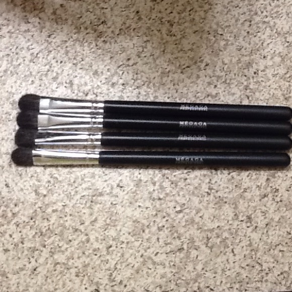 Blending eyeshadow brush