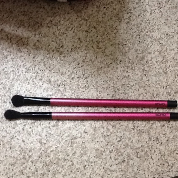 2 Full size eyeshadow brushes