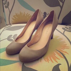Staple tan round-toed heels