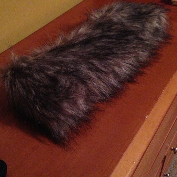 Price Slash: Gray Fur Collar - Picture 2 of 3