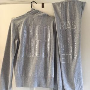 VS sweatsuit in gray with silver details