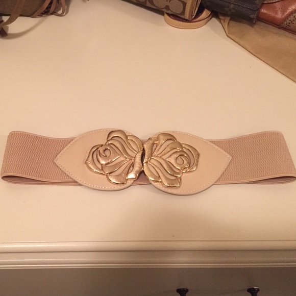 Beautiful nude belt with Gold rose accent🌹