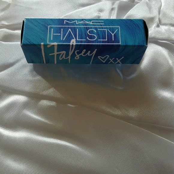 MAC "Halsey" LIPSTICK