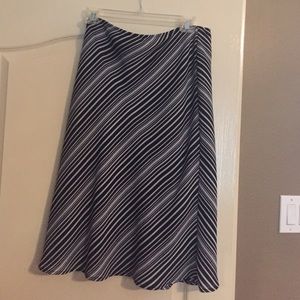 Great diagonally-striped black and white skirt
