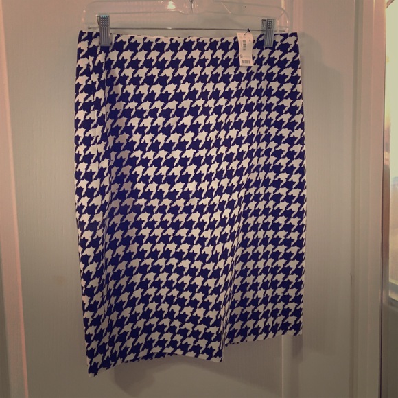 Black and white houndstooth pencil skirt
