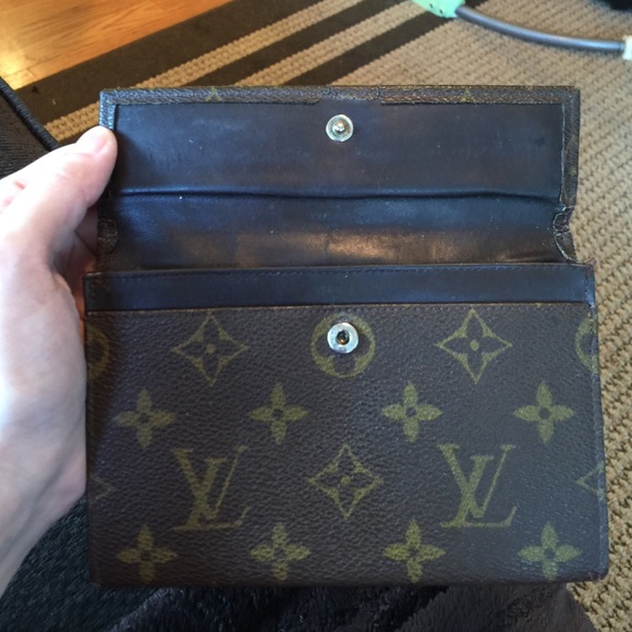 100% Authentic LV wallet - Picture 2 of 4