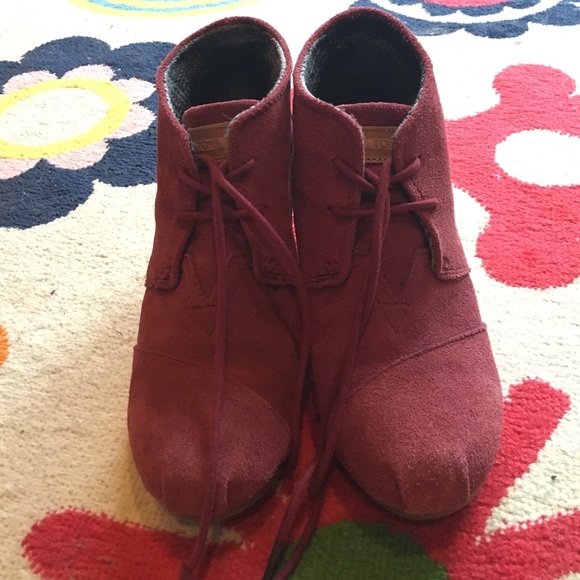 TOMS Burgundy suede women's desert wedges