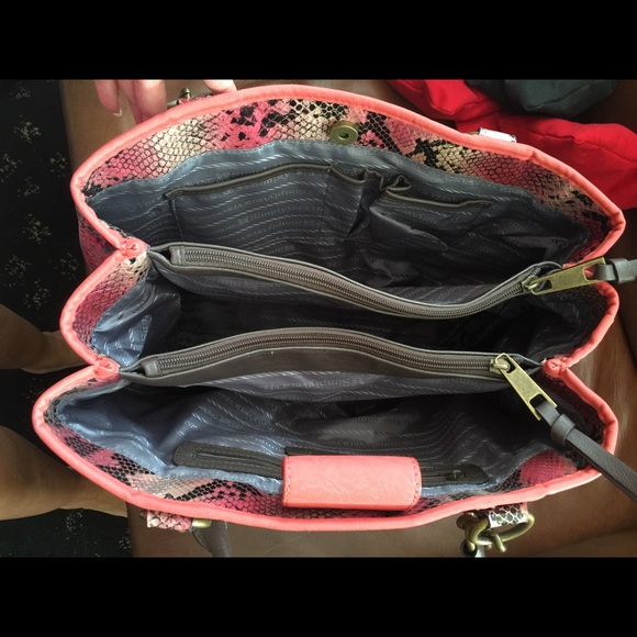 Tote with snake skin print! Adorable!! - Picture 4 of 4