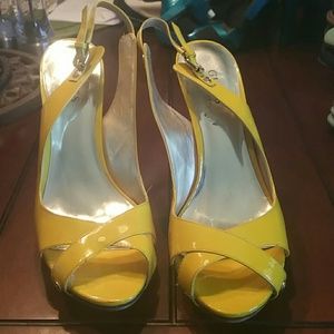 Sexy yellow guess pumps