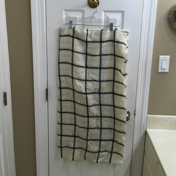 Accessories - Black and white checked blanket scarf