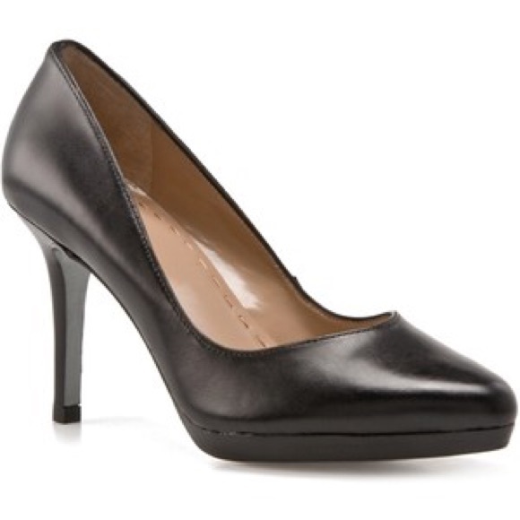 Never worn Tahari Flynn leather pumps size 9 black
