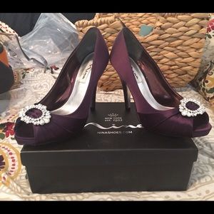 Nina Elvira peep toe pumps