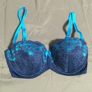 Blue bra with removable padding. 32DD