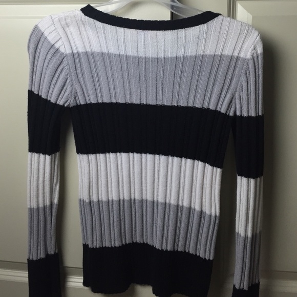 🐼BLACK AND WHITE KIDS SWEATER 🐼 - Picture 3 of 3