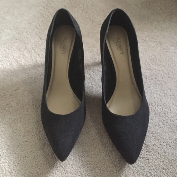 Old Navy black suede pumps