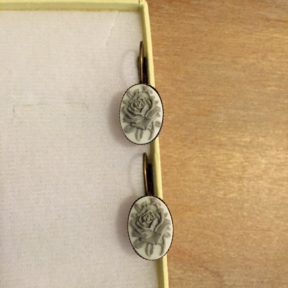 Grey & White Flower Earrings - Picture 2 of 3