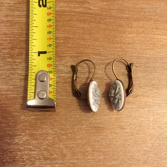 Grey & White Flower Earrings - Picture 3 of 3