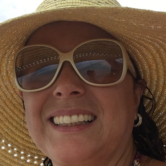 Meet your Posher, Debora