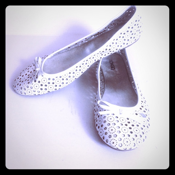 White patterned flats