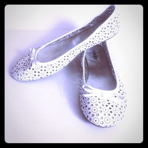 White patterned flats