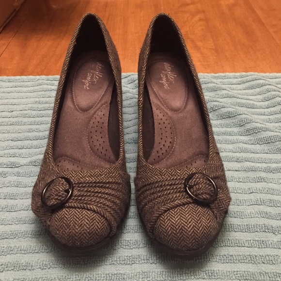 Gray and black wedges