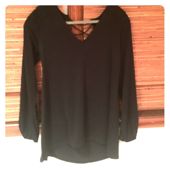 Black long sleeve shirt with open back - Picture 1 of 2