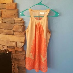 Flowing top, around the neck open shoulder