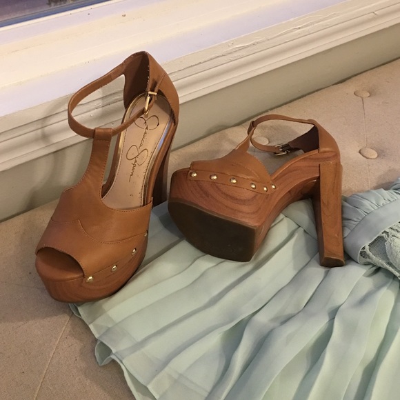 Jessica Simpson tan heels 7.5