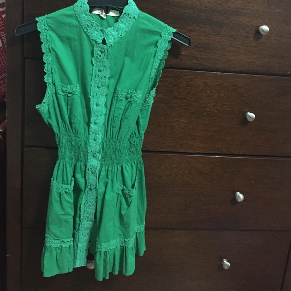 Green sleeveless button up cinched waist blouse.