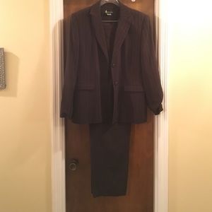 Long sleeve Larry Levine pant suit