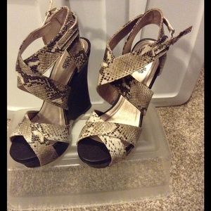 New faux snake looking wedges 👸🏼