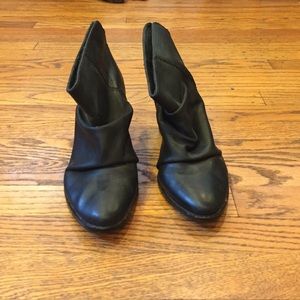 Black rouched splendid bootie. Size 8 m