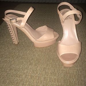 Vince Camuto 8.5 platform with studded heel