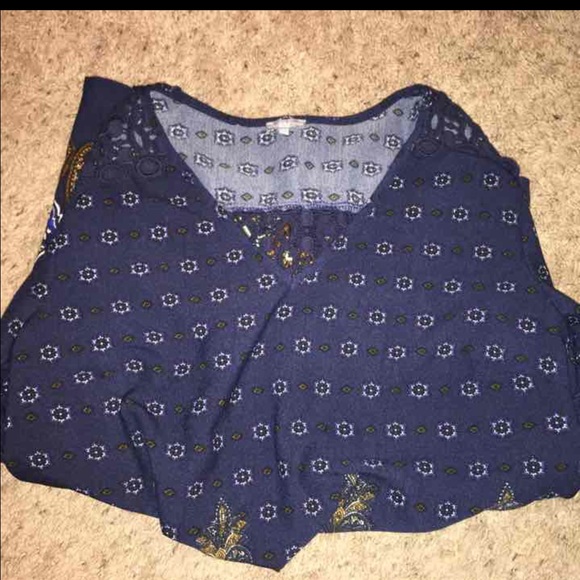 V neck long sleeve with cuffed sleeves