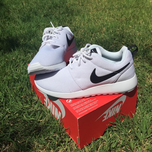 WMNS Nike Roshe One - Picture 1 of 3