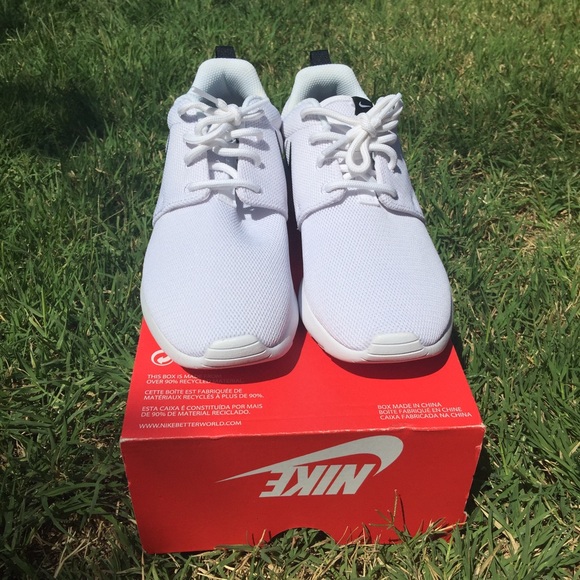 WMNS Nike Roshe One - Picture 2 of 3