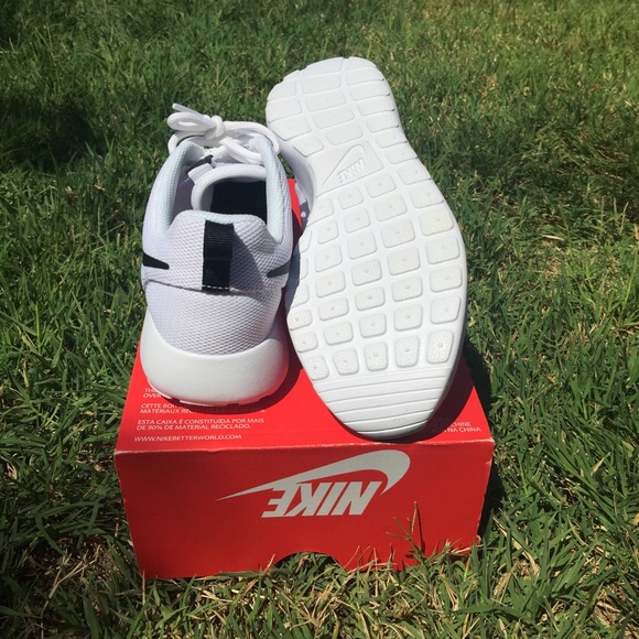 WMNS Nike Roshe One - Picture 3 of 3