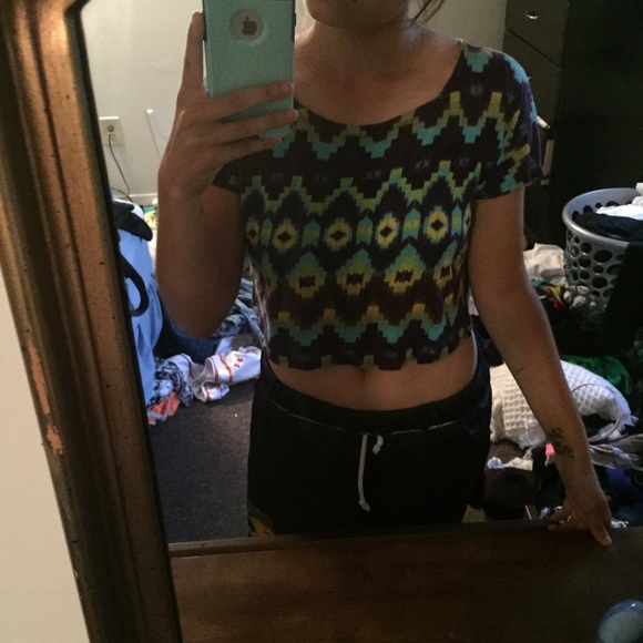 Patterned short sleeve crop top