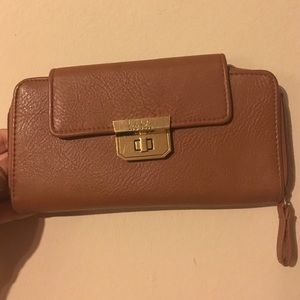 ❗️Can be bundled for $3 Nicole Miller tan Wallet