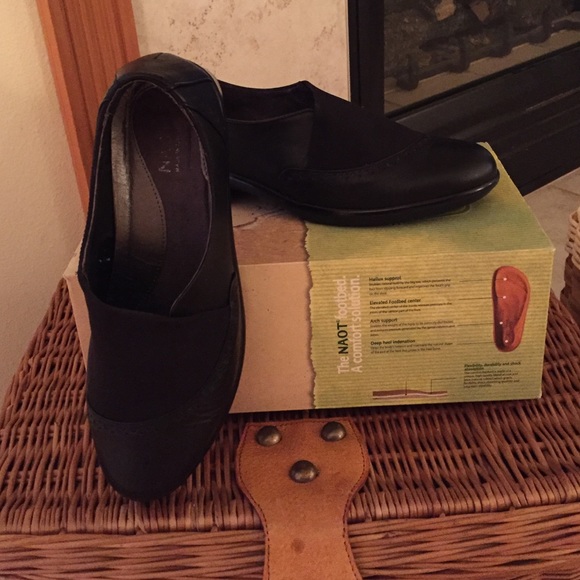 ⭐️PRICE DROP⭐️Naot Black Flats