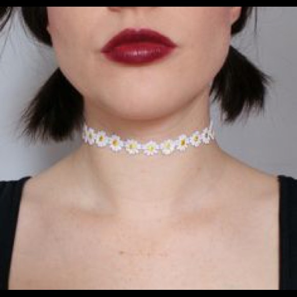 Daisy Choker Necklace 🌼
