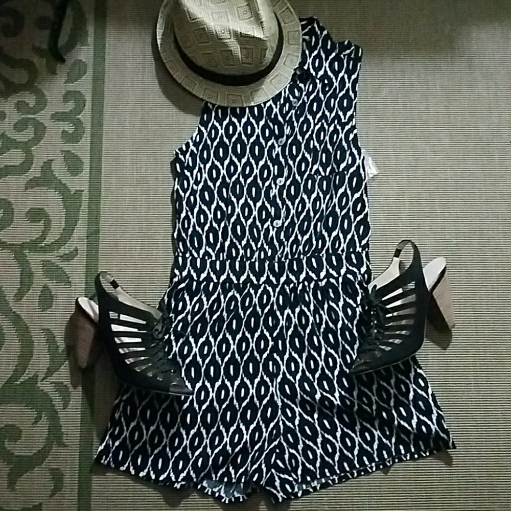 Xhilaration sleeveless romper - Picture 1 of 3