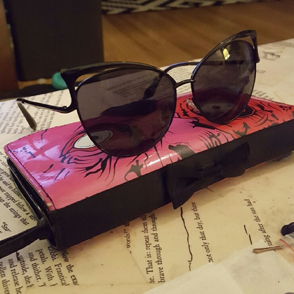 Black Cat Eye Sunglasses - Picture 2 of 4