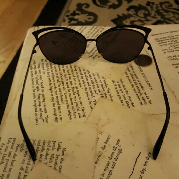 Black Cat Eye Sunglasses - Picture 3 of 4