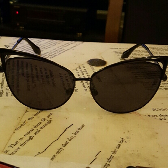 Black Cat Eye Sunglasses - Picture 4 of 4